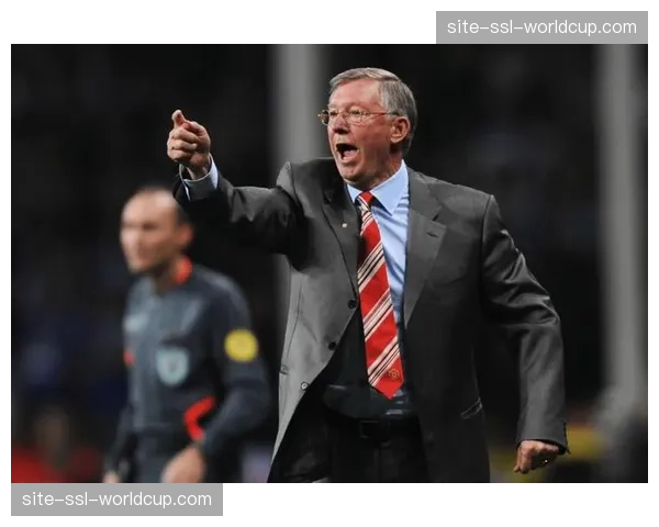 现场：曼联vs切尔西赛前，老特拉福德为功勋主帅弗格森爵士举办生日祝福仪式