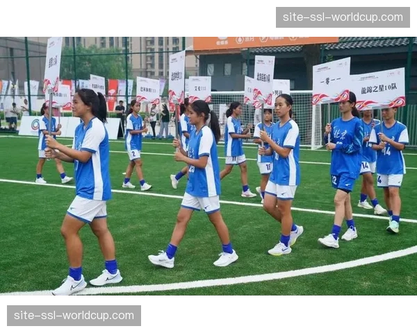 “定位球挑战赛”在鲁尔区举办,吸引数百支业余球队参与 “定位球挑战赛”在鲁尔区举办,吸引数百支业余球队参与